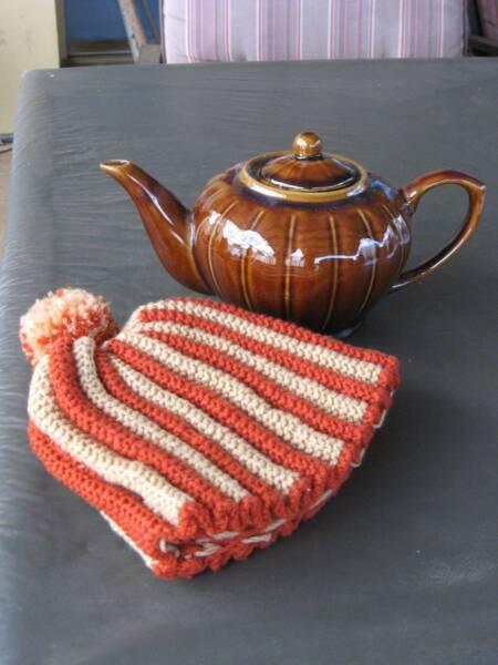 Retro 4 Cup Teapot with Cosy!
