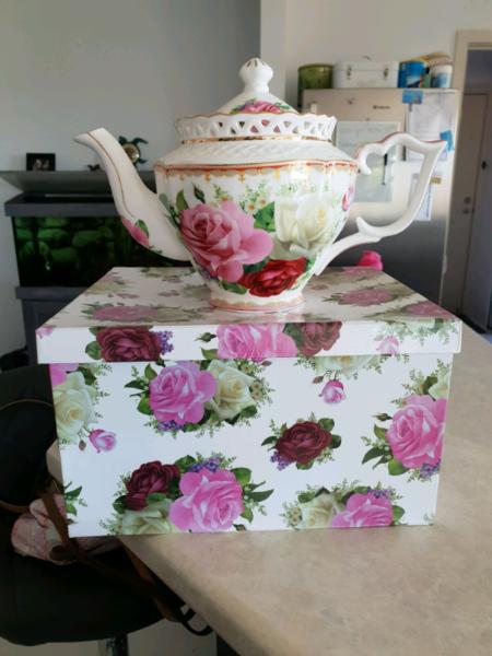 Tea pot lovely gift Brand new