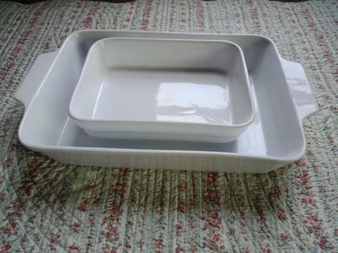 White baking trays porcelain in good condition