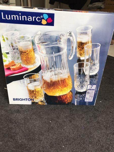 A Jug with 6 glasses