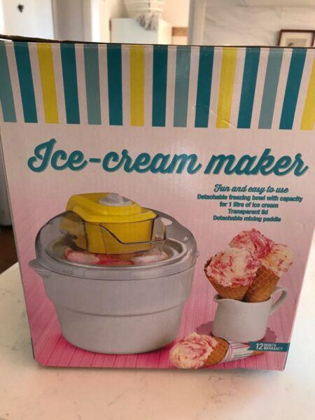 Ice cream maker . Hardly used