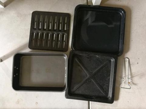4 Baking and Grill Trays in good condition!