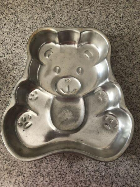 Teddy bear cake tin