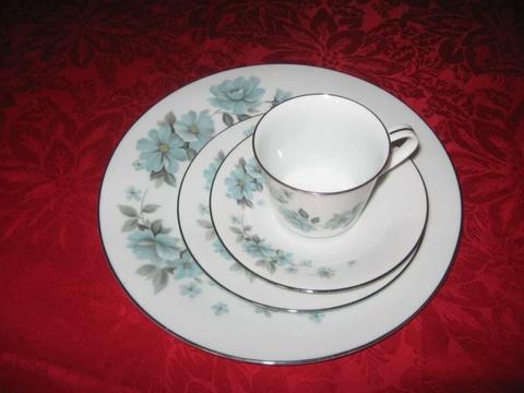 Elegant Dinner Set with accs. Made in the Noritake factory