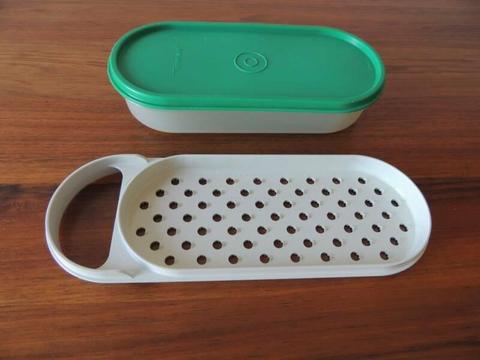 Tupperware (cheese) grater & container