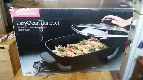 Sunbeam electric frypan - never been used. Pick up Elwood