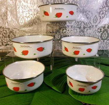 Reduced! 5 pce Enamel ware Nesting Bowls set Strawberries Vintage