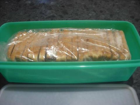 TUPPERWARE LARGE BREAD STORER OR VEG CONTAINER
