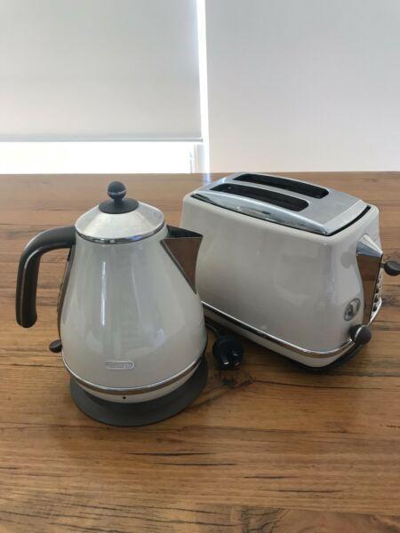 DeLonghi Kettle and Toaster