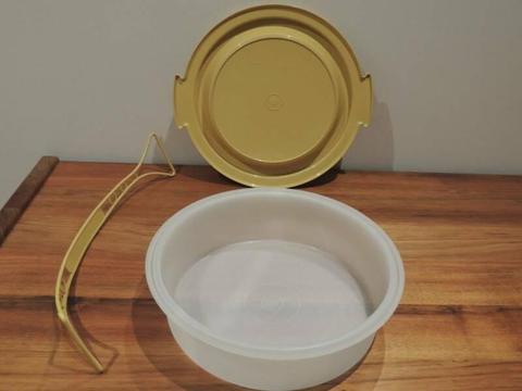 Tupperware 2 piece round interchangeable cake bases / carry
