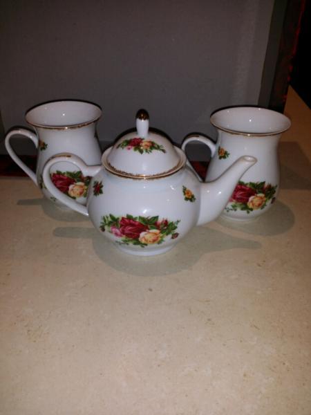 ROYAL ALBERT TEA POT X2 CUPS LOVELY SET COMES IN BOX