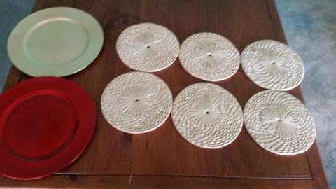 Placemats and decorative plates