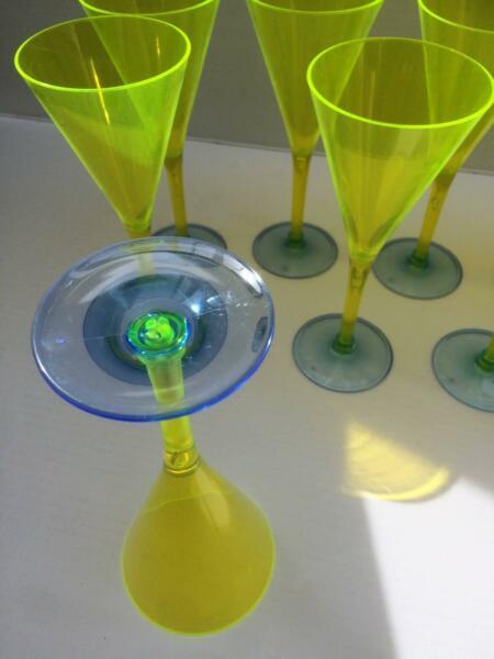 16 PLASTIC WINE GLASSES FLURO YELLOW & BLUE CHAMPAGNE STEMMED