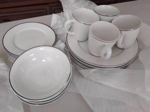 16 pieces Cucinaware dinning set As New