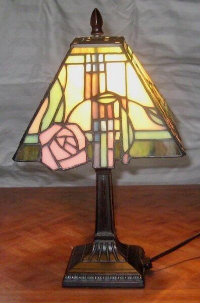 TIFFANY STYLE LEADLIGHT TABLE LAMP. 33cm high