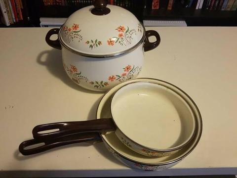 Antique kitchen frypan and caserole pot, 3 peices