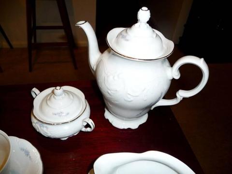 Fine Porcelain Tea Set Harbro Poland 23 piece Perfect cond
