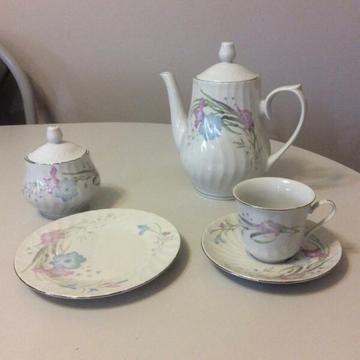 Coffee/tea cup set for 8