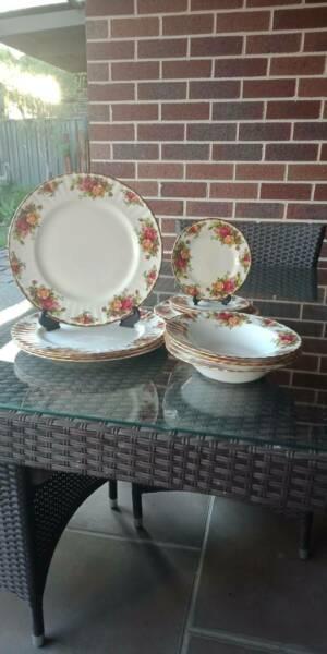 16 Piece Royal Albert Old Country Roses Dinner Set