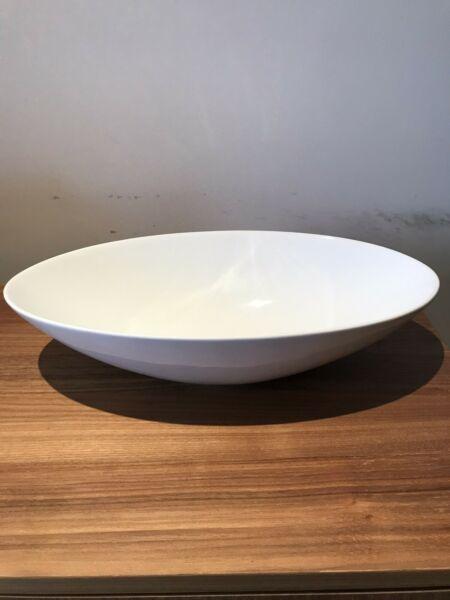 Set of two oval-shaped porcelain serving bowls