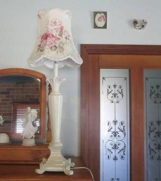 BEAUTIFUL VERY LARGE SHABBY CHIC LAMP BASE WITH ROSES SHADE