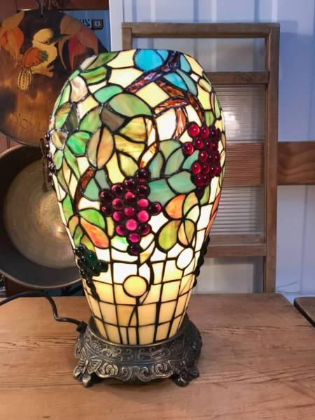Beautiful Tiffany Style Leadlight Glass Table Lamp Grape Motif