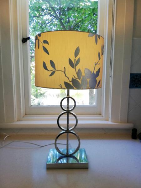 Elegant, contemporary table lamp with Freedom shade