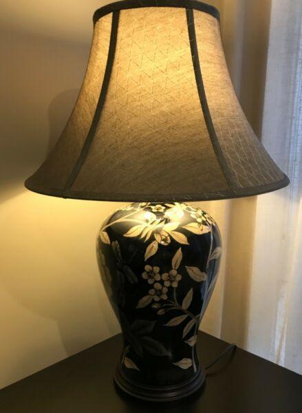 Elegant large formal table lamp - Excellent condition