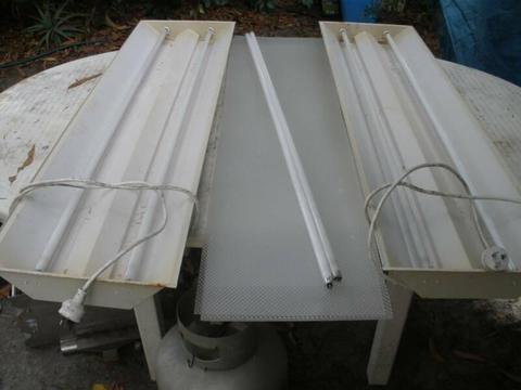 2 x twin fluorescent batten light