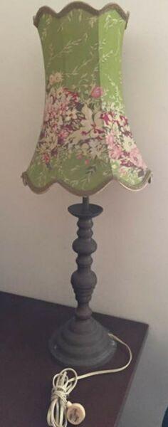 VINTAGE BRASS LAMP & lampshade Works well