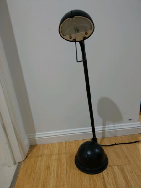 1 black table lamp