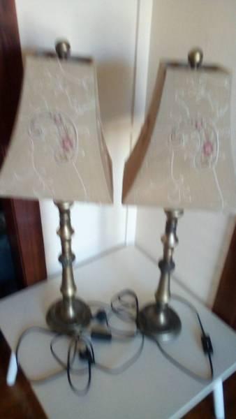 2 bedside lamps