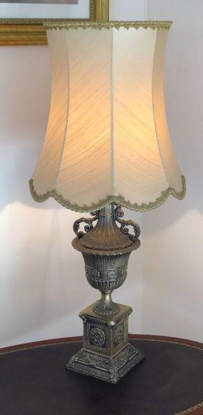 Elegant vintage table lamp with sliding power switch, excellent cond