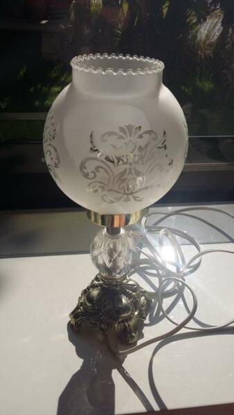 BEAUTIFUL GLASS ETCHED LAMP IN WORKING ORDER WITH GLOBE