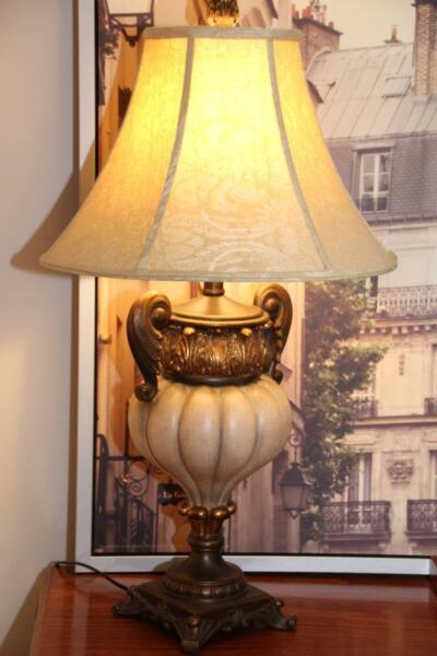 Beautiful Traditional Gold Brown Urn Table Lamp