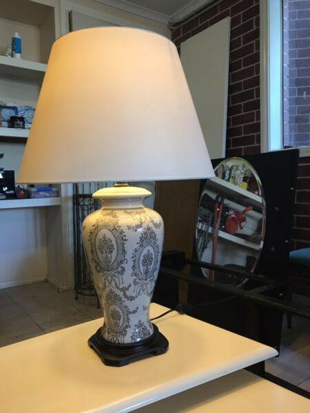 Large lamp with patterned base feature