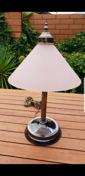 TABLE LAMP WITH GLASS SHADE