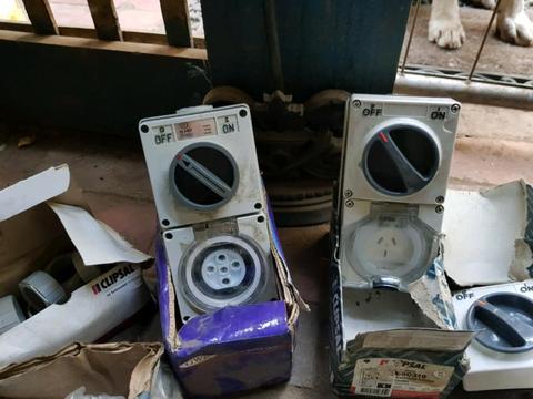 BULK LOT OF ELECTRICAL ITEMS INCL. SWITCHS