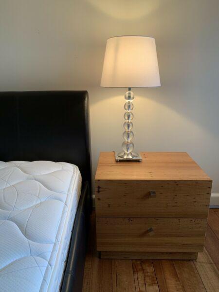 Elegant table lamp