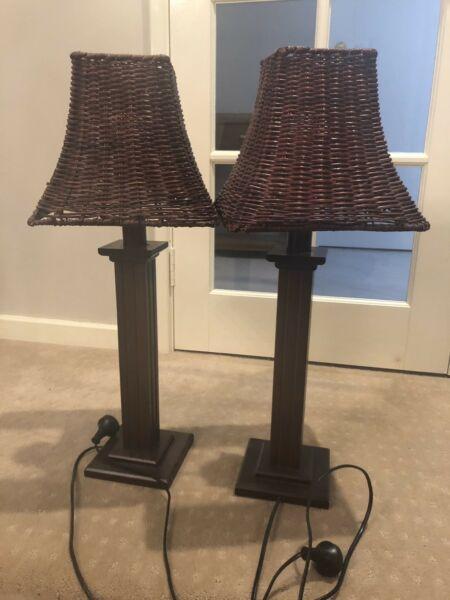 2 bedside lamps