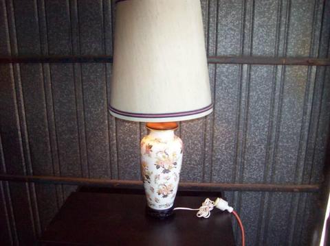 Table lamp porcelin base hand paint qualty table lamp as new