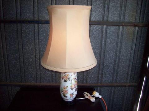 Table lamp porcelin basehand paint top quality table lamp as new