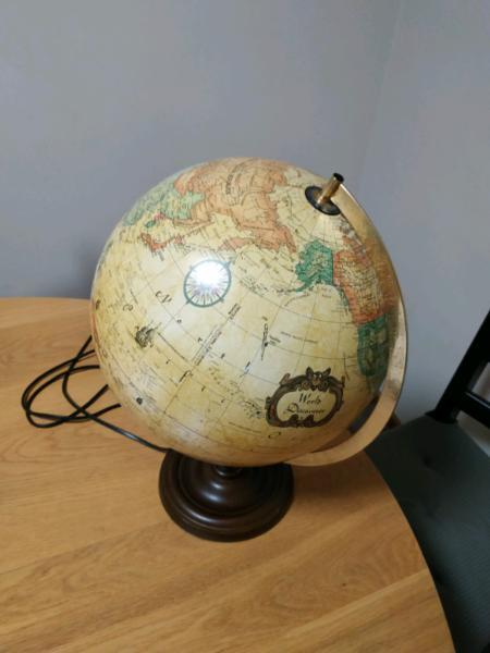 Globe Lamp in good condition