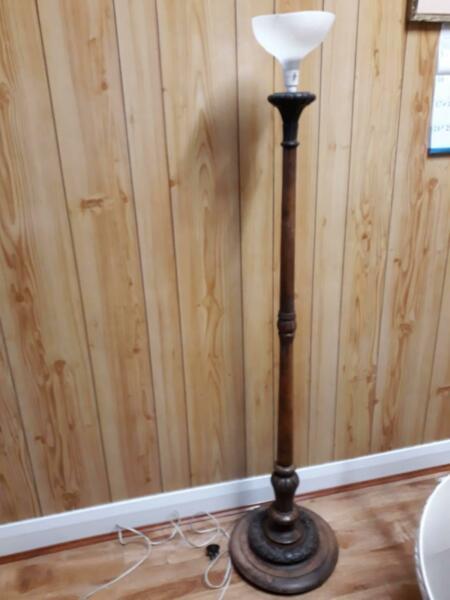1940s/1950s wooden standard lamp with lamp shade.Works