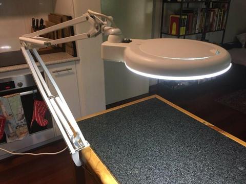 Magnifying lamp for hobby and work stations