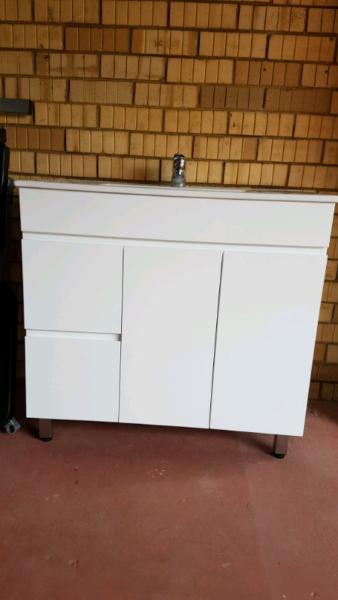 White 900mm freestanding vanity with tap