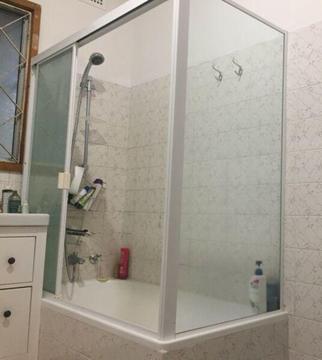 Sturdy shower screen with frame