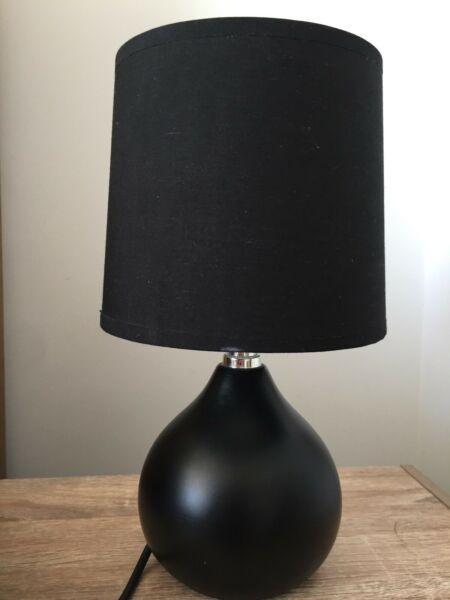 Table lamp and lamp shade