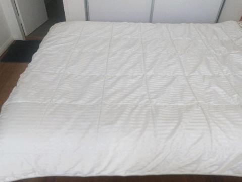 Hotel striped quilt (Queen size)