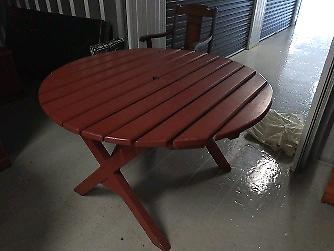 Solid wood round outdoor table with 4x benches